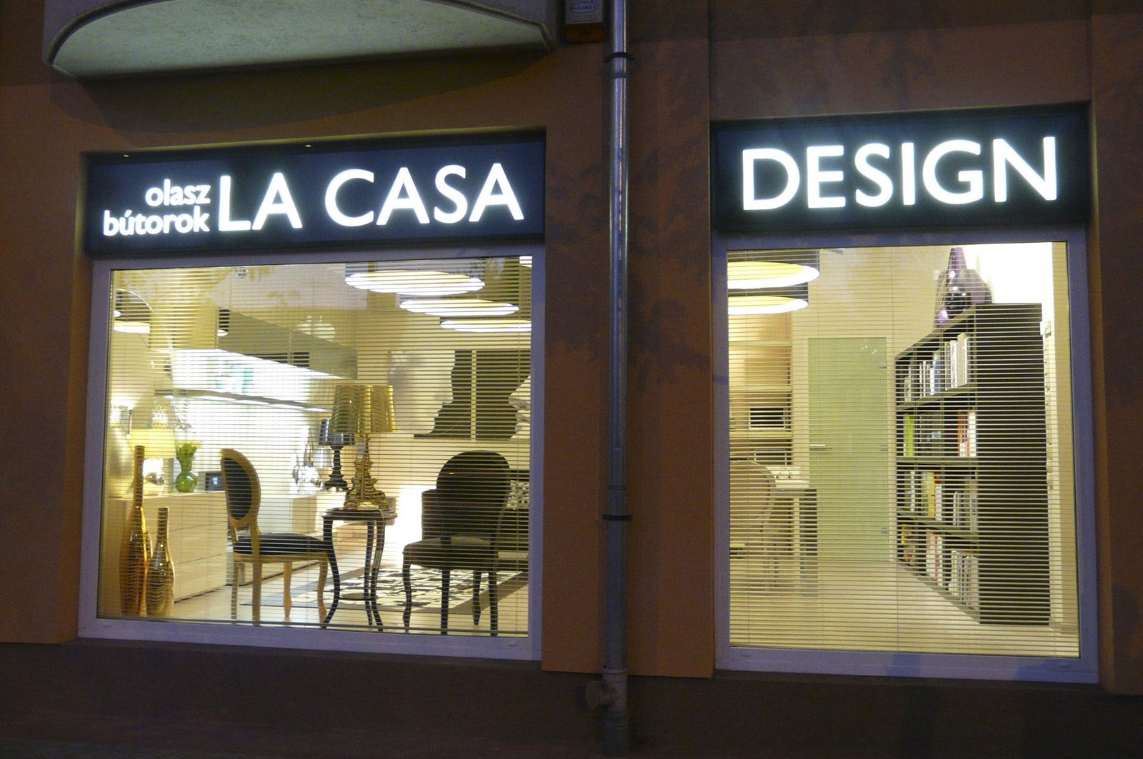 A LA CASA DESIGN bemutatóterem homlokzata – Debrecen, Rákóczi u. 27.