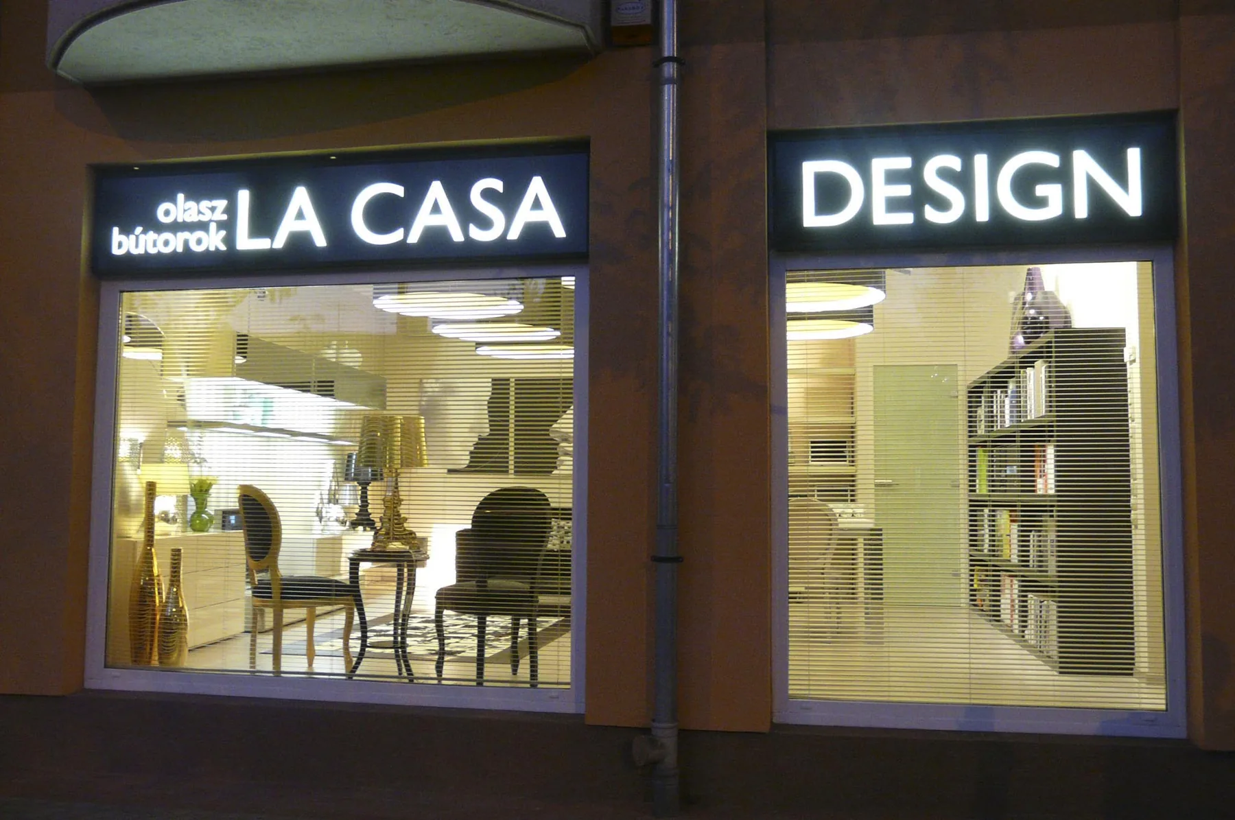 The lit showroom front on Rákóczi utca